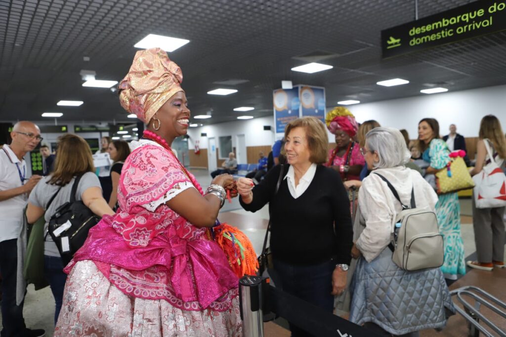 Salvador recebe 700 passageiros em três voos fretados de Portugal para o Réveillon Salvador recebe 700 passageiros em três voos fretados de Portugal para o Réveillon