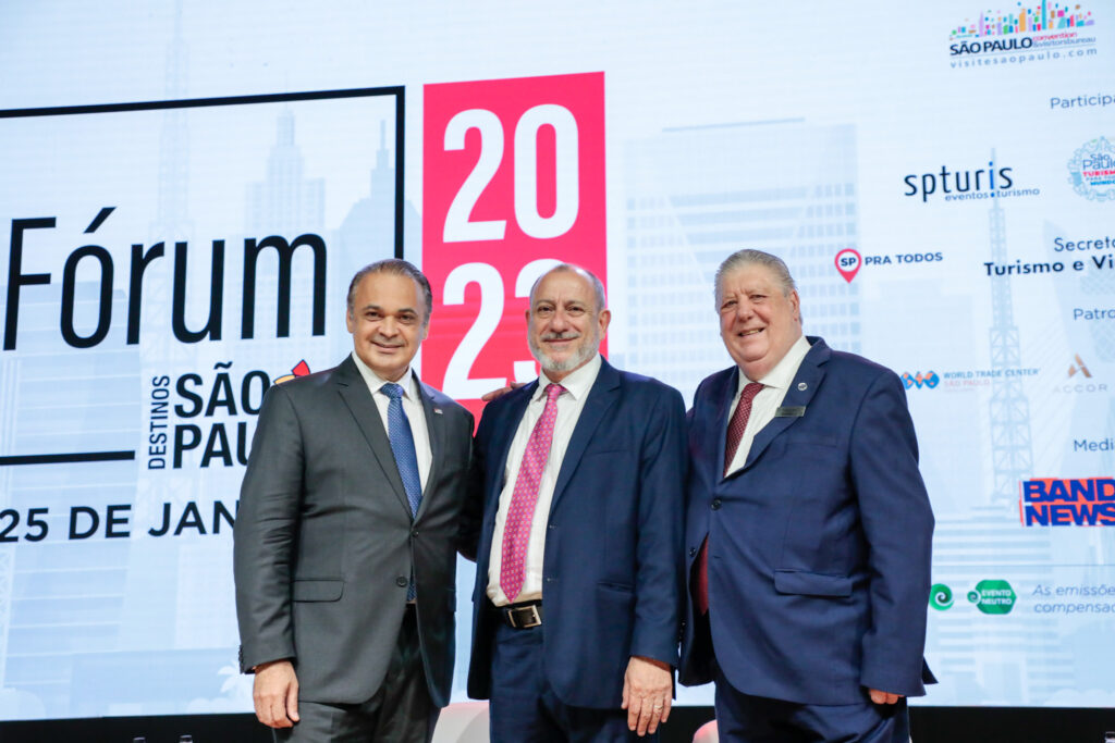 Roberto de Lucena, secretário de Turismo do estado de São Paulo, e Toni Sando e Fernando Guinato, do SPCVB