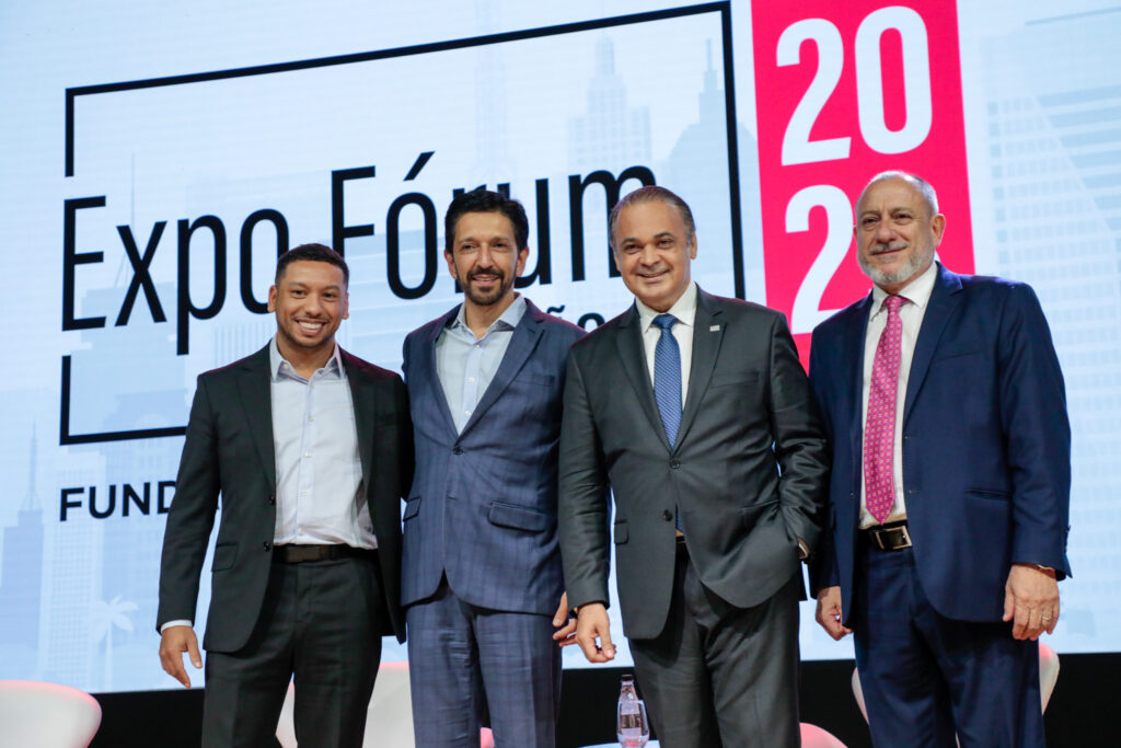 Rodolfo Marinho, secretário de Turismo da cidade de São Paulo, Ricardo Nunes, prefeito de São Paulo, Roberto de Lucena, secretário de Turismo do Estado de São Paulo, e Toni Sando, presidente-executivo do SPCVB