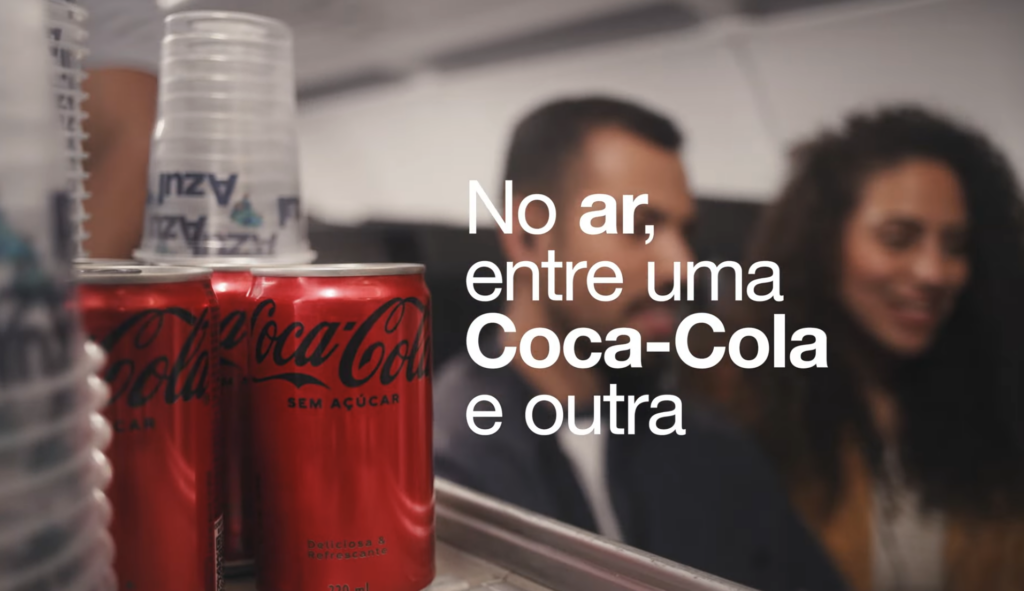 Screenshot 2023 12 06 at 10.45.03 Azul e Coca-Cola lançam campanha "Entre uma Coca-Cola e outra"; veja vídeo