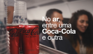 Azul e Coca-Cola lançam campanha “Entre uma Coca-Cola e outra”; veja vídeo