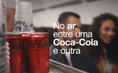 Azul e Coca-Cola lançam campanha “Entre uma Coca-Cola e outra”; veja vídeo