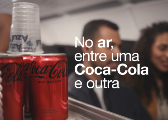 Azul e Coca-Cola lançam campanha “Entre uma Coca-Cola e outra”; veja vídeo
