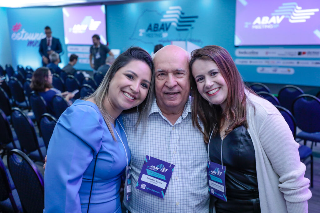 Sebastião Pereira, com Kelly Castange, e Juliana Assumpção, da Abav-SP Aviesp