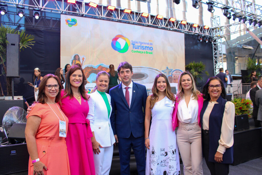 Fabrício Amaral, do Fornatur, com as secretárias: Solange Portela, do RN, Daniela Mesquita, de Sergipe, Yrwana Guerra, do Ceará, Barbara Braga, de Alagoas, Rosália Lucas, da Paraíba, e Socorro Araujo, do Maranhão