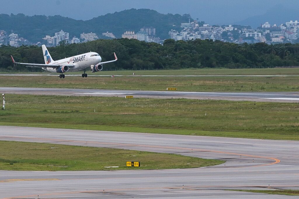 Voo inaugural JetSMART Aeroporto Internacional de Florianopolis1 Foto Mauricio Vieira.jpeg.jpg JetSMART inicia voos entre Florianópolis e Buenos Aires