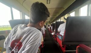 Ação de Natal da Serra Verde Express leva crianças para andar de trem pela primeira vez