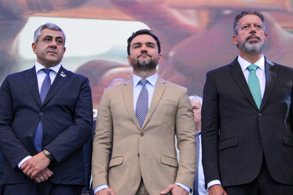 Zurab Pololikashvilii, da OMT, Celso Sabino, ministro do Turismo, e Arthur Lira, presidente da Câmara dos Deputados