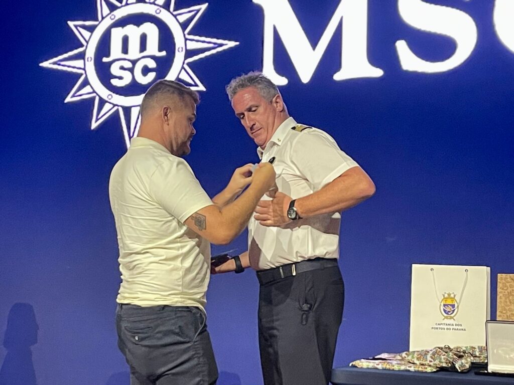 O prefeito de Paranaguá colocou um pin do destino no uniforme do comandante