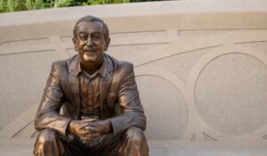 Em meio a transformação do Epcot, Disney inaugura estátua de Walt Disney e novo show