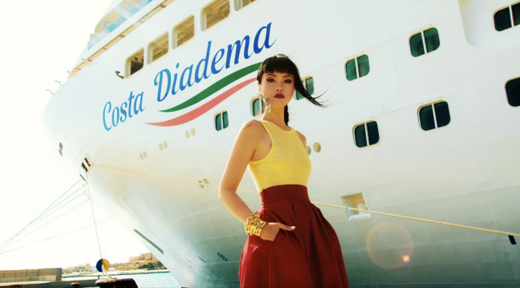 Modelo vietnamita vai orquestrar espetáculo no solário do Costa Diadema