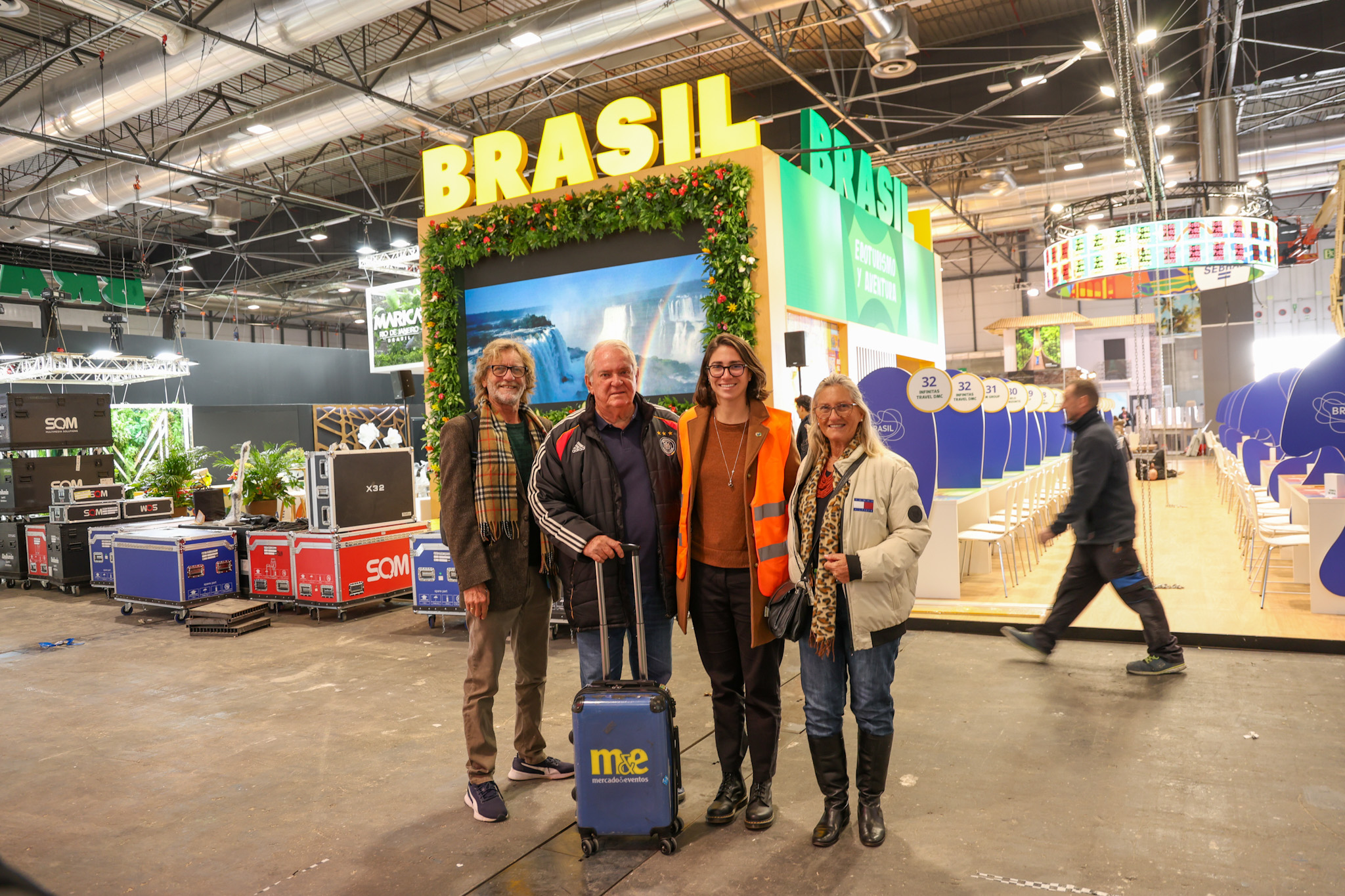 Roy Taylor, Rosa Masgrau, e Rafael Masgrau, ro M&E, com Marjorie Mynssen, coordenadora de eventos internacionais da Embratur Roy Taylor, Rosa Masgrau, e Rafael Masgrau, ro M&E, com Marjorie Mynssen, coordenadora de eventos internacionais da Embratur