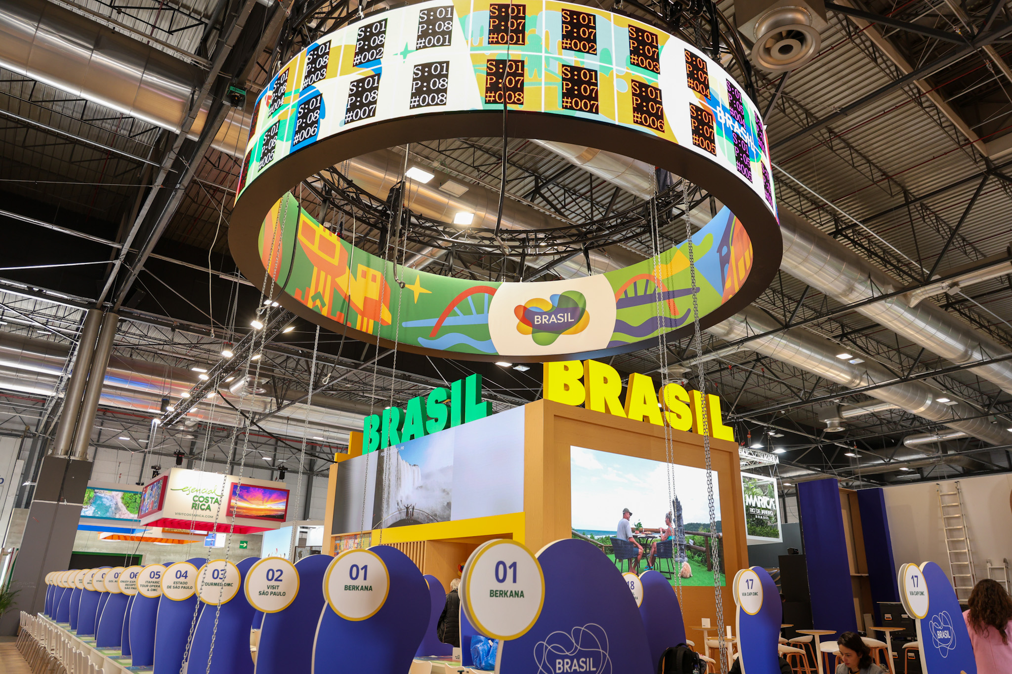 Estande cresce nas alturas para melhor identificar o Brasil no Pavilhão 3 Estande cresce nas alturas para melhor identificar o Brasil no Pavilhão 3
