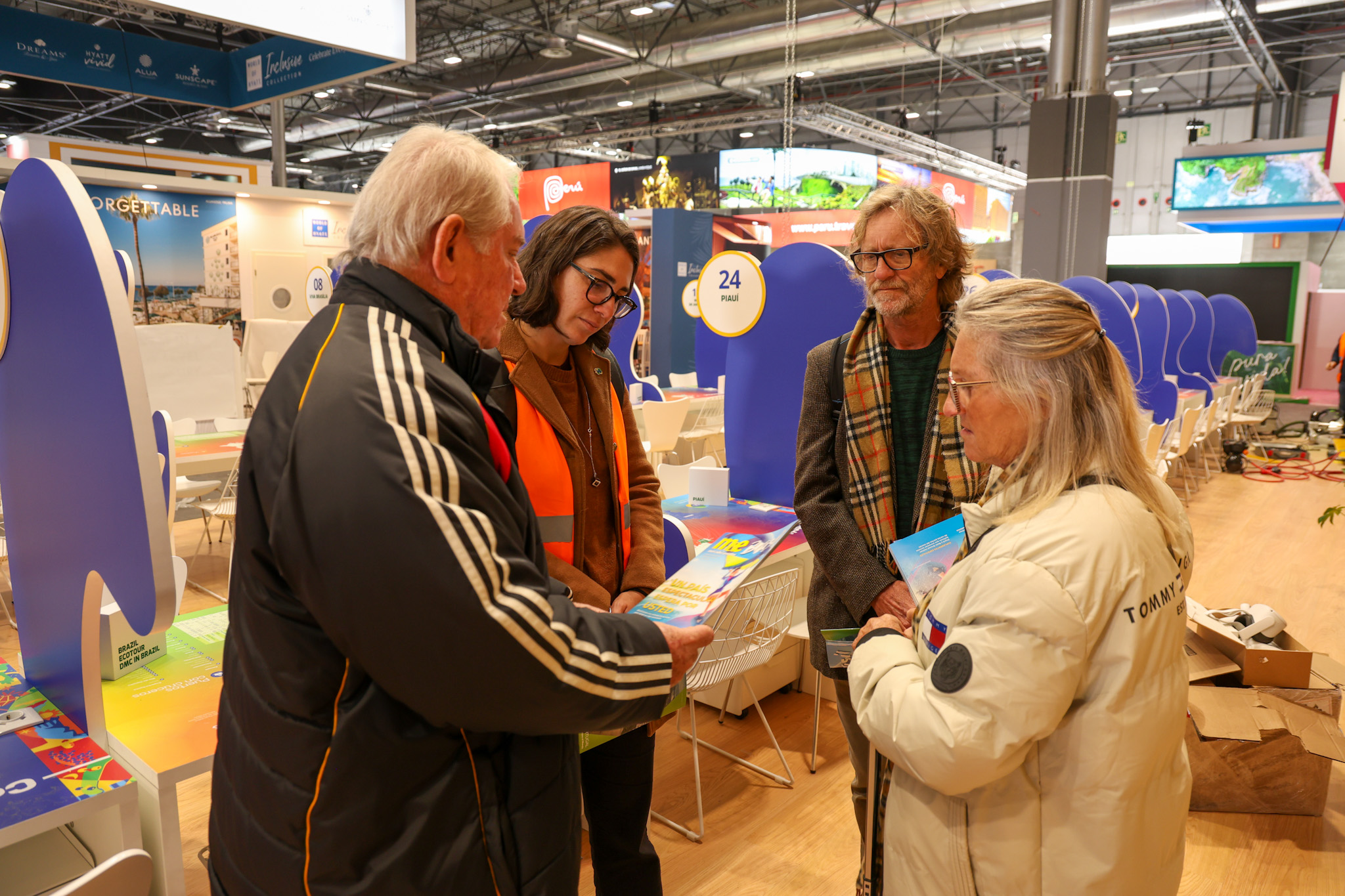 Roy Taylor, Rosa Masgrau, e Rafael Masgrau, ro M&E, com Marjorie Mynssen, coordenadora de eventos internacionais da Embratur Roy Taylor, Rosa Masgrau, e Rafael Masgrau, ro M&E, com Marjorie Mynssen, coordenadora de eventos internacionais da Embratur