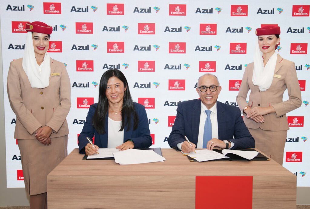 Azul e Emirates expandem parceria para oferecer benefícios em seus programas de fidelidade