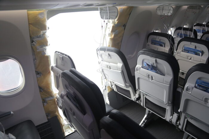 Alaska Airlines inicia inspeções preliminares do Boeing 737 MAX 9 após acidente Alaska Airlines inicia inspeções preliminares do Boeing 737 MAX 9 após acidente