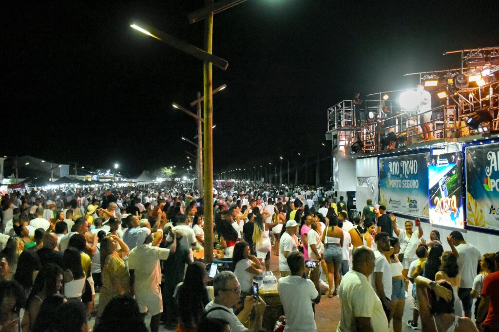 Prefeitura de Porto Seguro (BA) celebra cidade lotada no Réveillon Prefeitura de Porto Seguro (BA) celebra cidade lotada no Réveillon