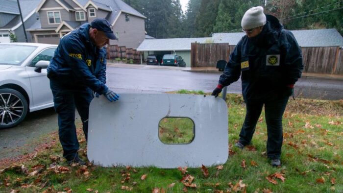 Boeing sob pressão: após inspeções no 737 MAX, compromisso com a segurança é posto em xeque 7 A porta perdida foi encontrada num quintal no Oregon Foto Reuters e1706117244684 Boeing sob pressão: após inspeções no 737 MAX, compromisso com a segurança é posto em xeque