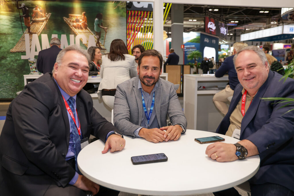 Alexis Simunovic, secretário de Turismo Calafate, entre Luiz Fernando Barros e Mário Sérgio Barros, do Brasileiros em Ushuaia