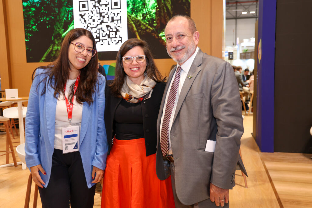 Ana Clemente, da Setur-SP; Jaqueline Gil, da Embratur; e Toni Sando, do Visite São Paulo e Unedestinos Ana Clemente, da Setur-SP; Jaqueline Gil, da Embratur; e Toni Sando, do Visite São Paulo e Unedestinos