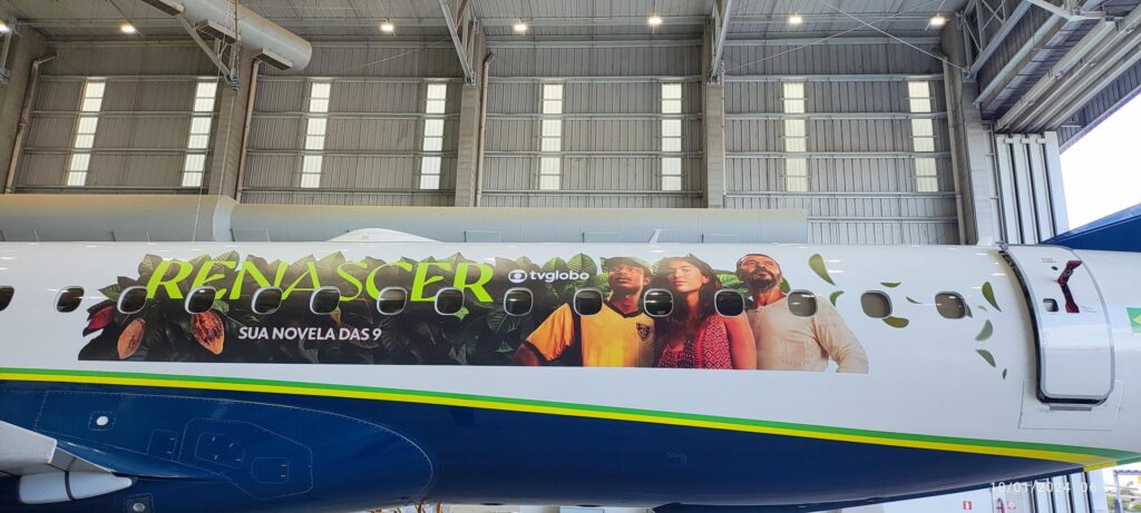 Azul adesiva aeronave para celebrar o lançamento da novela 'Renascer' da TV Globo