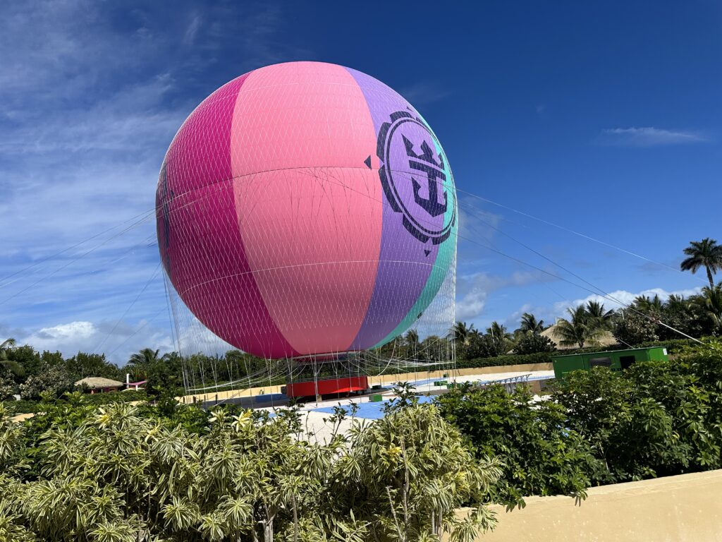 Balão colore a paisagem de Cococay