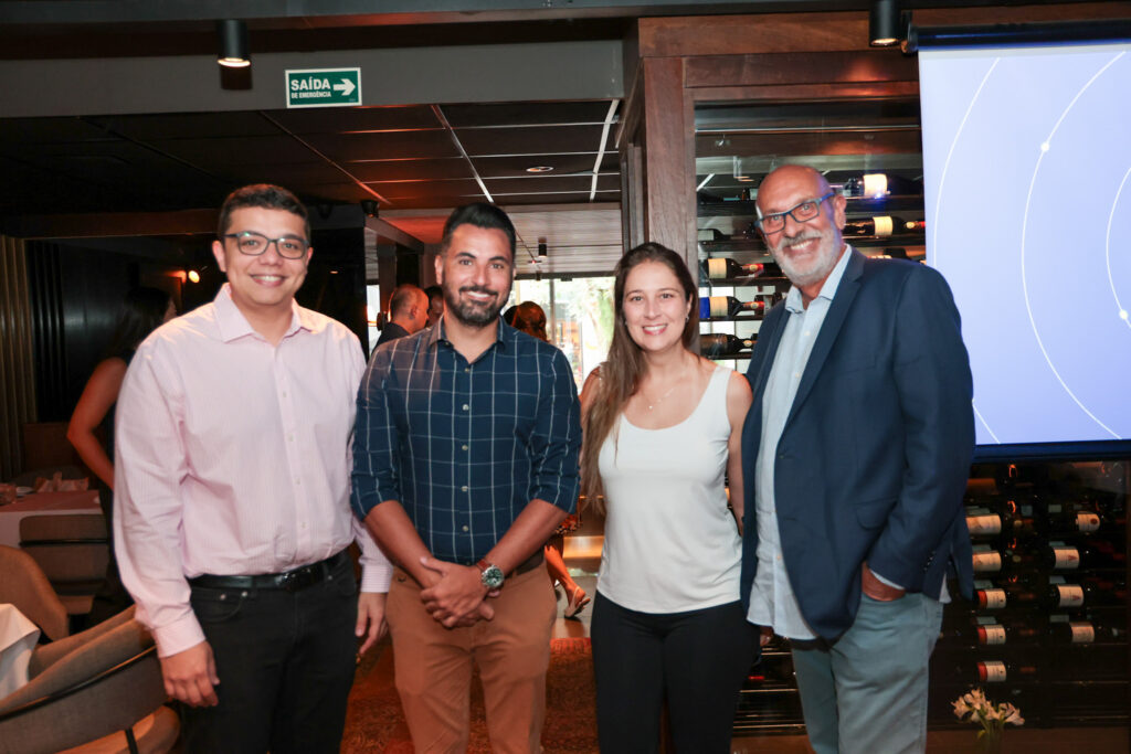 Bruno Sá, diretor geral da Queensberry, Tiago Grandizoli, da Iberia/British Airways, Regiane Ferrão, da Latam, e Marco Lourenço, da Queesnberry Viagens