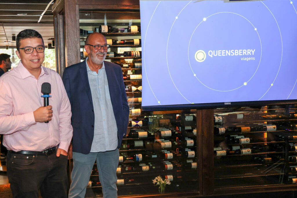 Bruno Sa diretor geral da Queensberry e Marco Lourenco diretor de produtos da Queesnberry Viagens Queensberry lança a nova temporada do Grupo Brasileiros no Mundo para 100 agentes; fotos