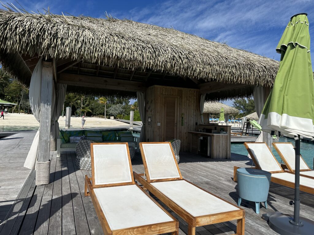 Cabanas privativas são perfeitas para relaxar com uma vista incrível do mar