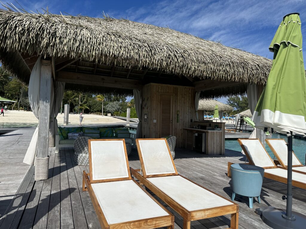 Cabanas privativas são perfeitas para relaxar com uma vista incrível do mar