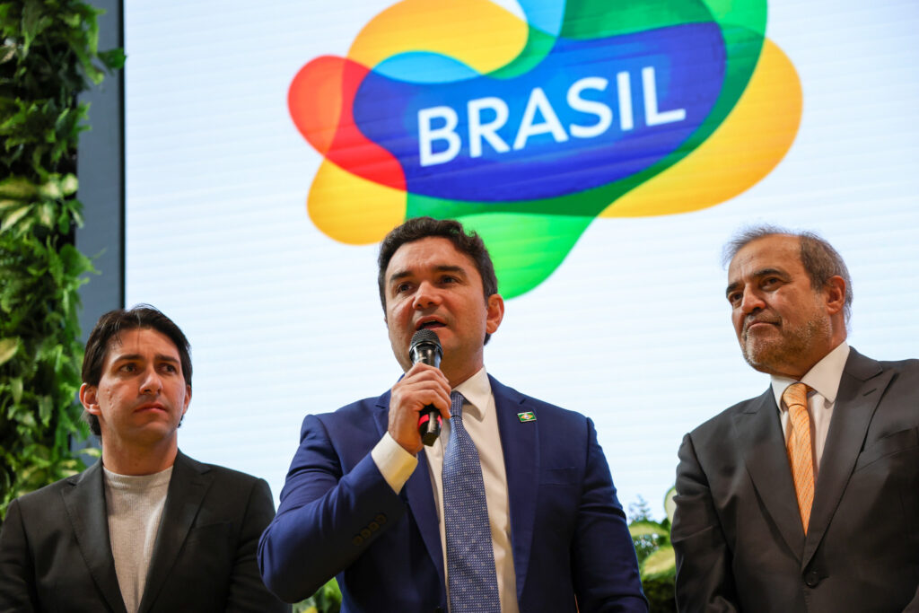 Cristiano Araújo, secretário de Turismo do Distrito Federal, Celso Sabino, ministro do Turismo, e Oscar Rueda, diretor da Caf