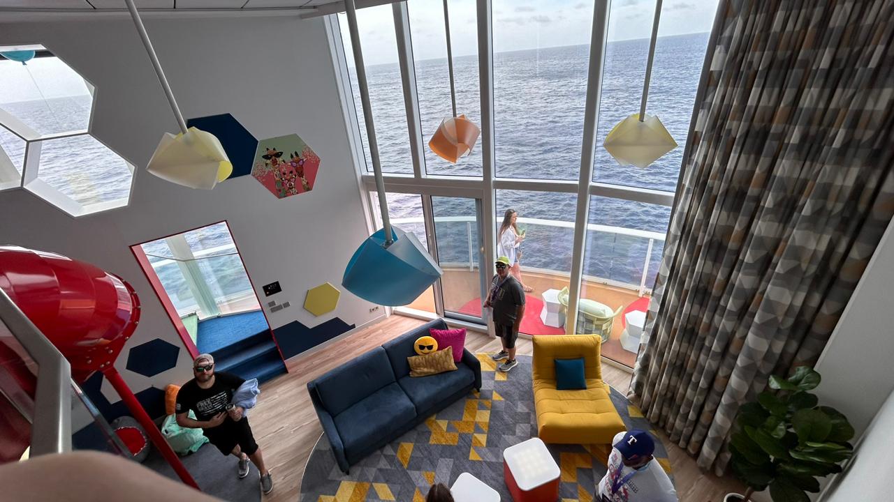 Decoração colorida e ampla vista para o mar na Ultimate Family Townhouse Decoração colorida e ampla vista para o mar na Ultimate Family Townhouse