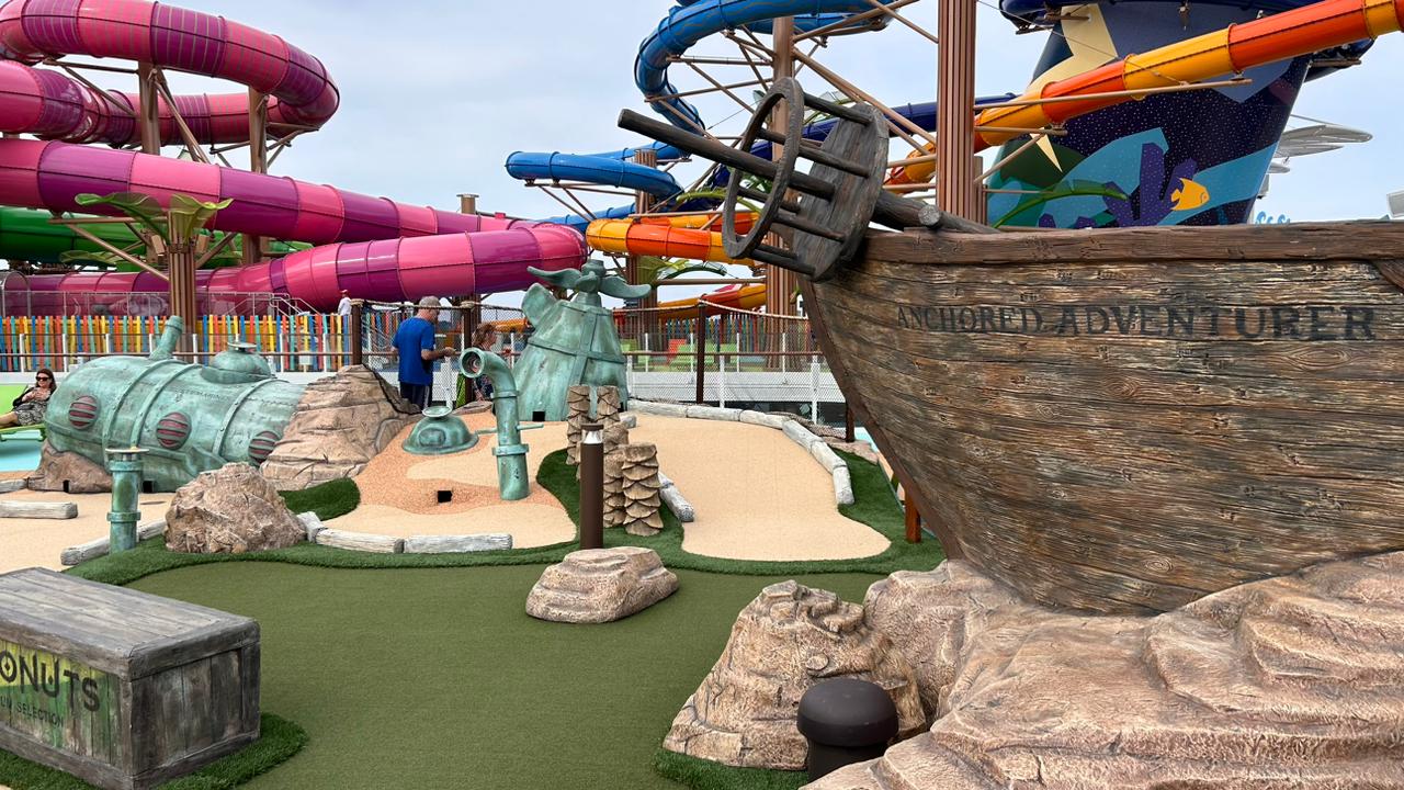 Decoração com barco chama a atenção na área do mini golfe Decoração com barco chama a atenção na área do mini golfe