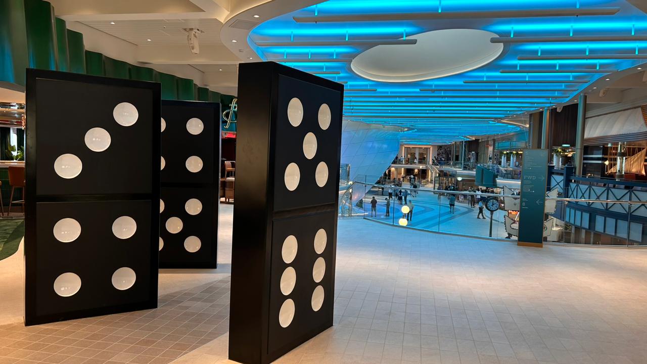 Decoração com peças gigantes de dominó Decoração com peças gigantes de dominó