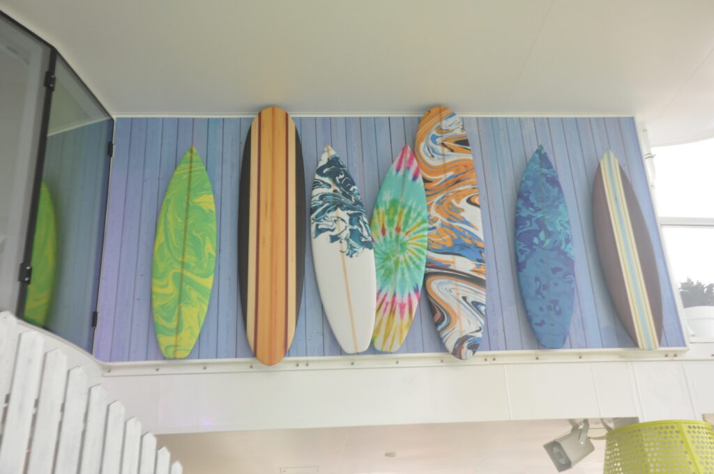 Decoração com pranchas de surf chamam a atenção no bairro Surfside