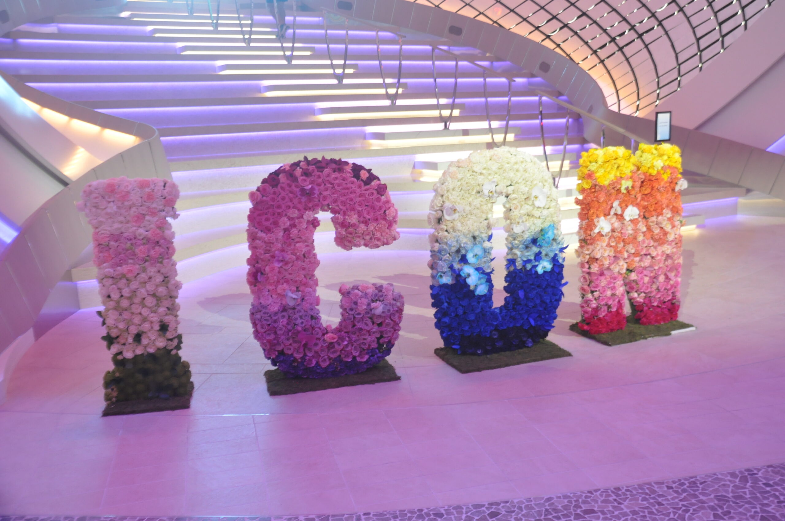 Flores enfeitam o nome do maior navio do mundo Flores enfeitam o nome do maior navio do mundo