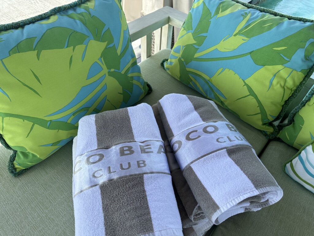 Detalhes das toalhas nas cabanas privativas no Coco Beach Club