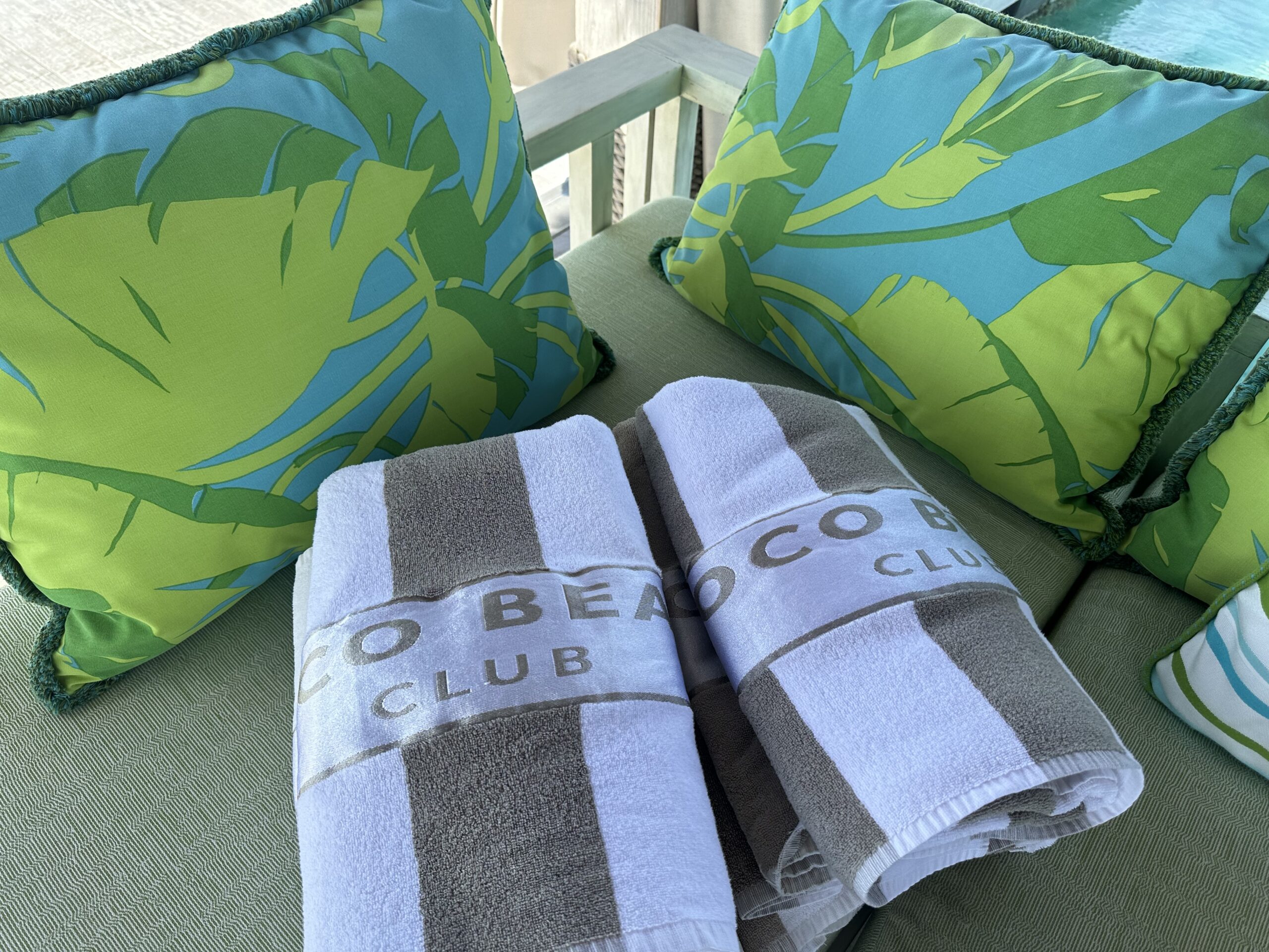 Detalhes das toalhas nas cabanas privativas no Coco Beach Club Detalhes das toalhas nas cabanas privativas no Coco Beach Club