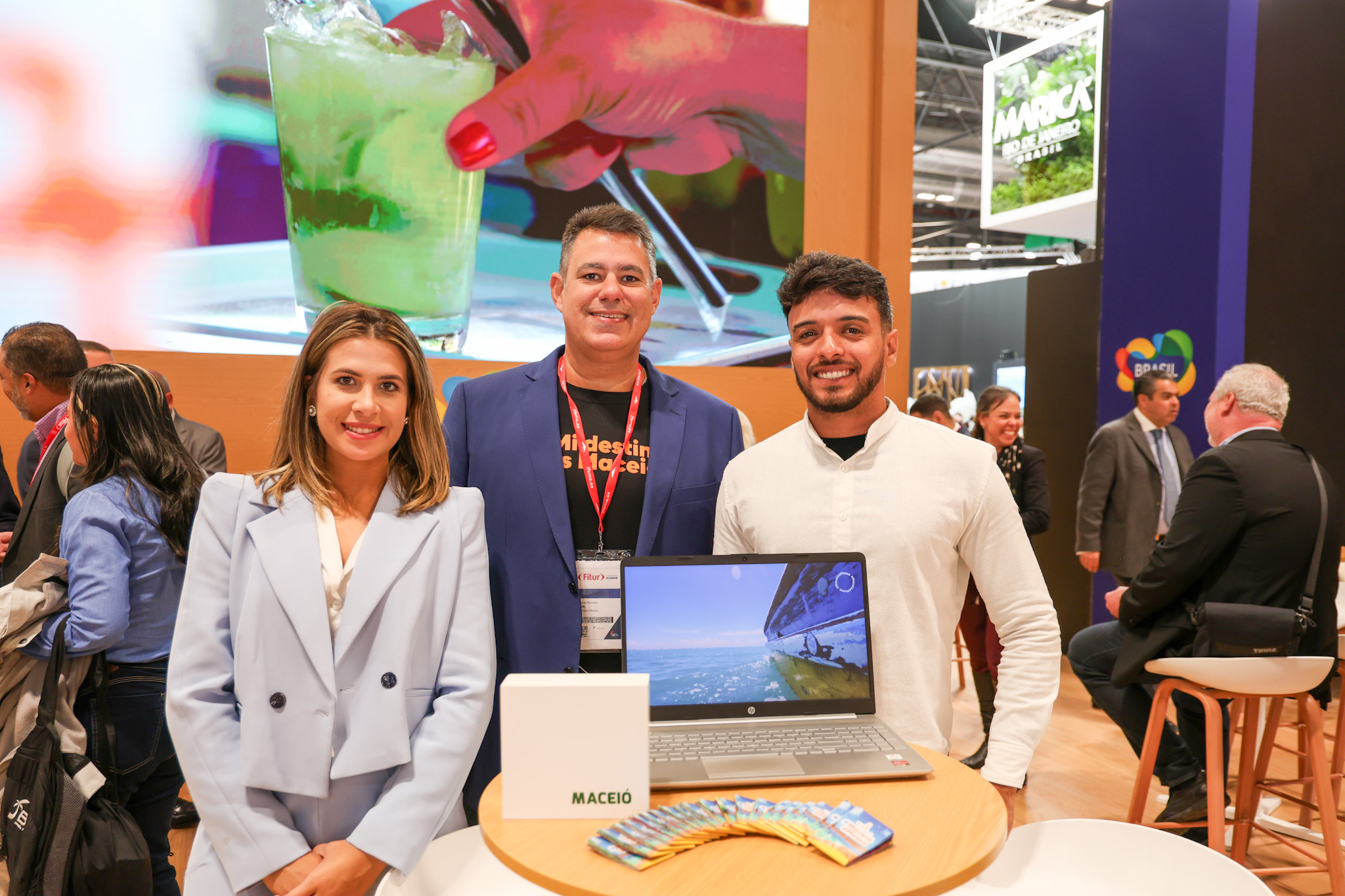 Eduardo Monteiro, secretário de turismo de Maceió, entre Larissa Vaz Monteiro e Weldson Correia Machado, da Semtur-Maceió Eduardo Monteiro, secretário de turismo de Maceió, entre Larissa Vaz Monteiro e Weldson Correia Machado, da Semtur-Maceió