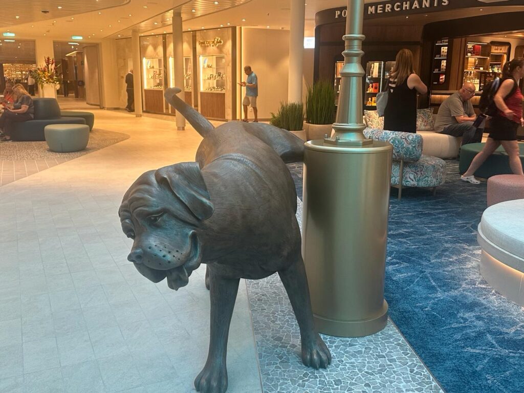 Estátua de cachorro fazendo xixi chama a atenção