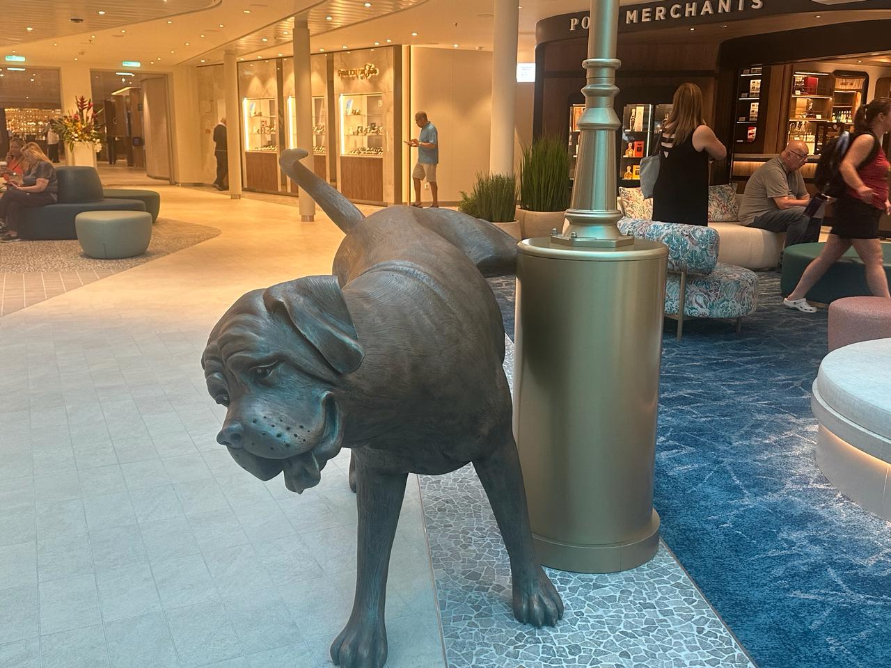 Estátua de cachorro fazendo xixi chama a atenção Estátua de cachorro fazendo xixi chama a atenção