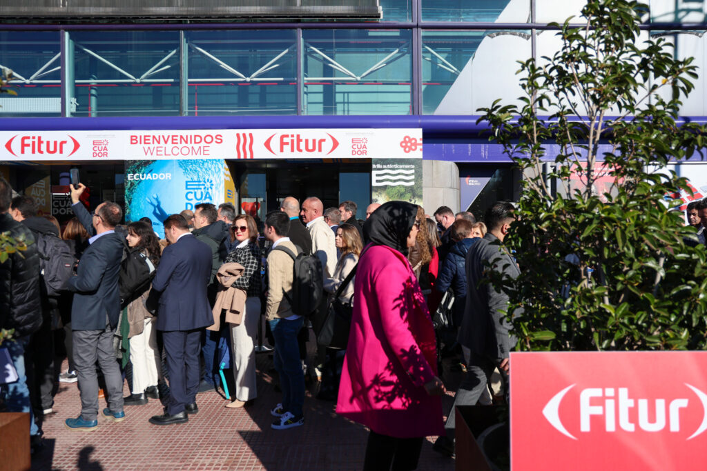 Visitantes na entrada da Fitur 2024