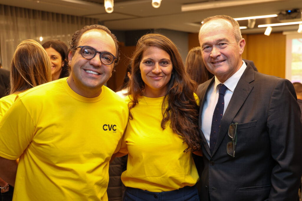 Fábio Godinho, CEO CVC Corp, e Erika Schamis, diretora de Produtos da Argentina CVC Corp, e Mark Nueschen, VP de distribuição da Iberostar