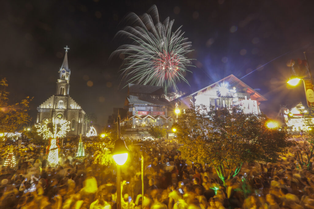 Réveillon reúne cerca de 20 mil pessoas para celebrar a virada do ano em Gramado Réveillon reúne cerca de 20 mil pessoas para celebrar a virada do ano em Gramado