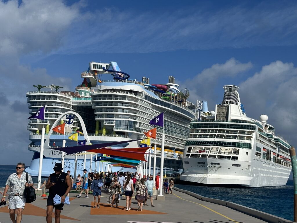 Grandiosidade do Icon of the Seas atracado na ilha de Cococay