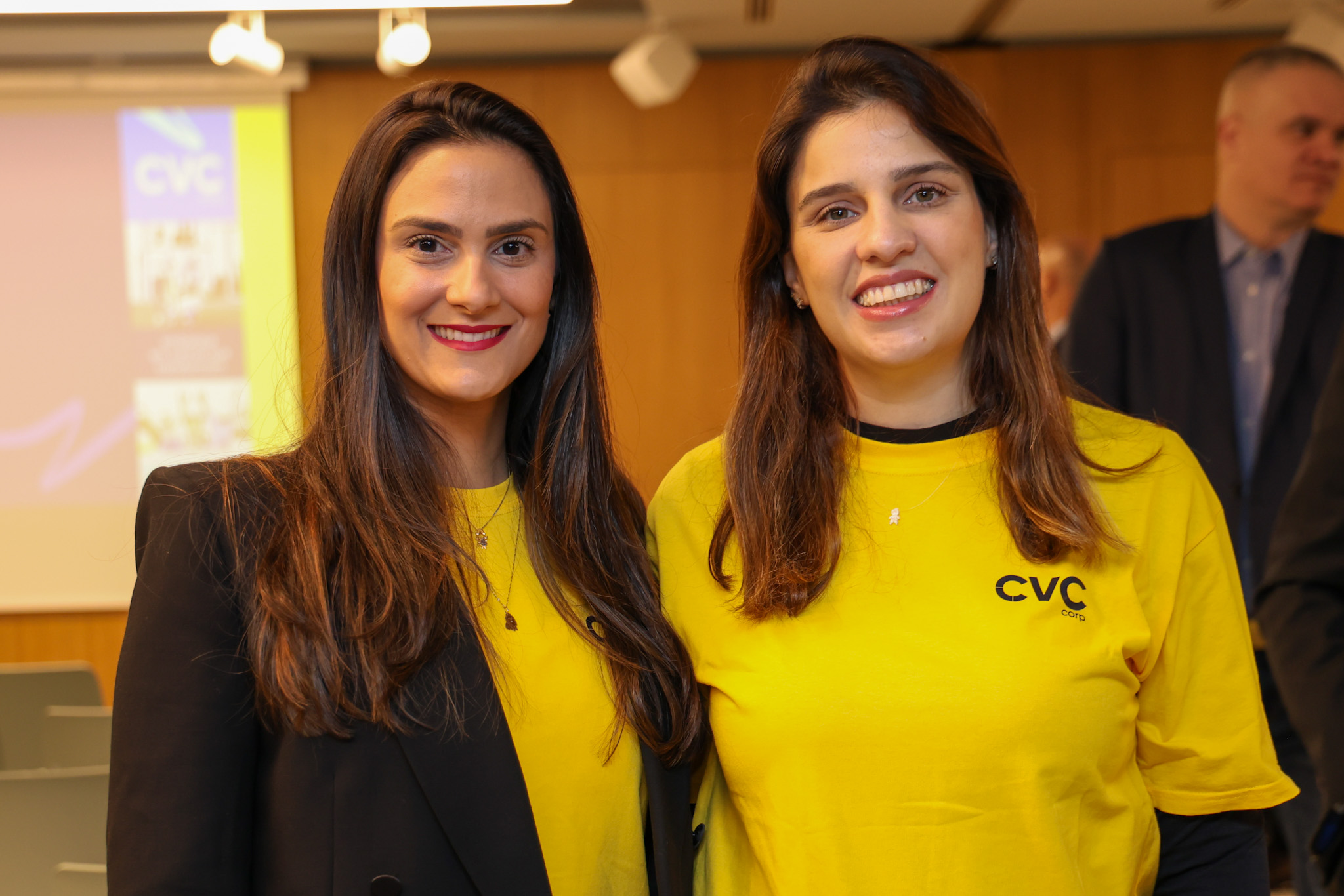 Heloísa Ananias, gerente de produto Azia, África, Oceania e contratos Globais CVC Corp, e Natália Marques, gerente de produtos CVC Corp