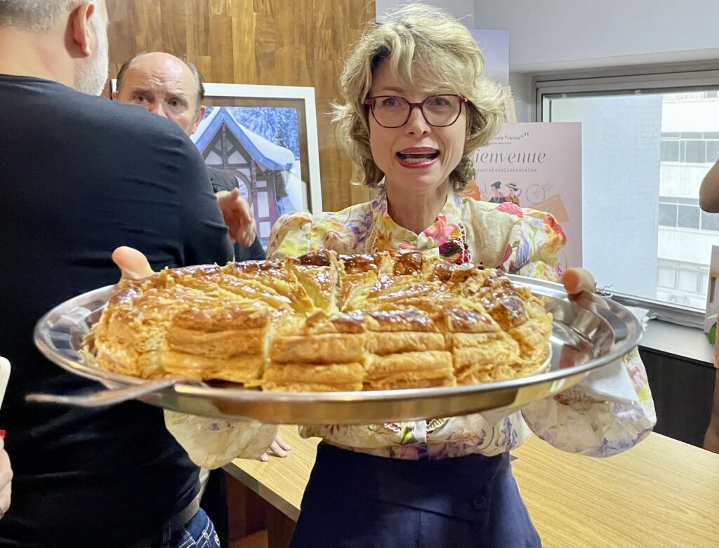 Caroline Putnoki serviu a torta aos convidados