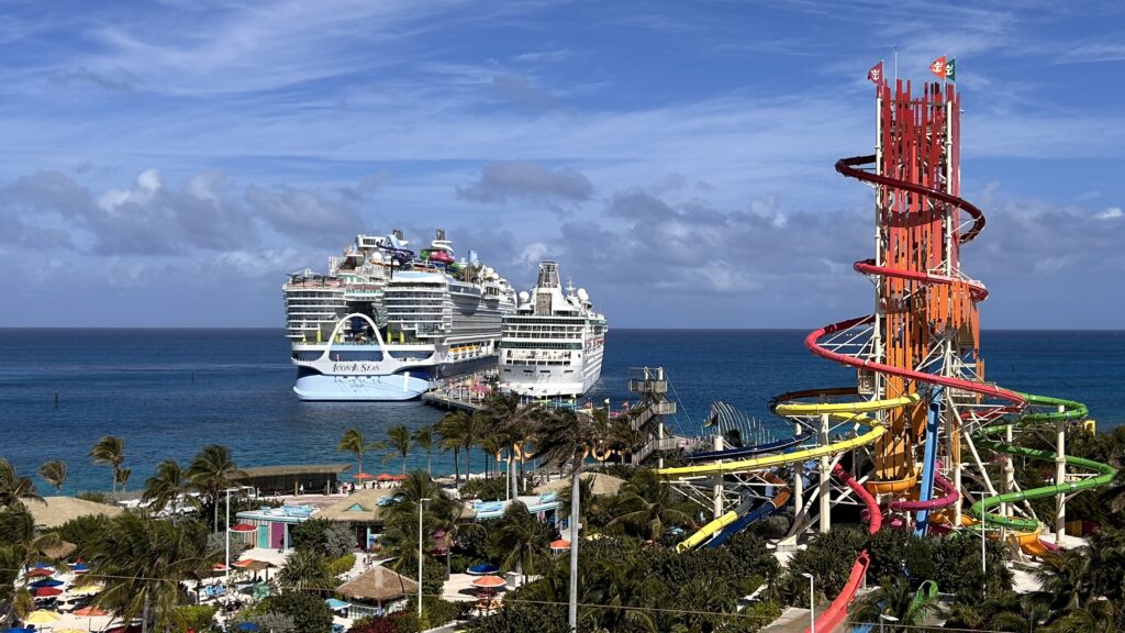 Ilha de Cococay vista de cima Royal Caribbean inaugura praia exclusiva para adultos em Perfect Day at Cococay (veja fotos)