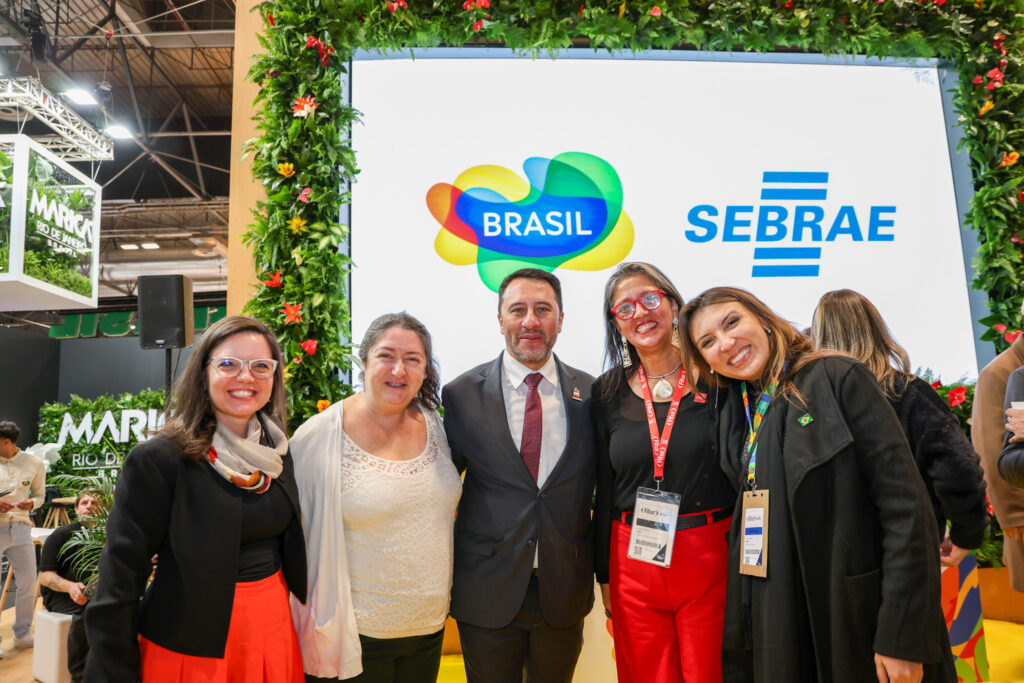 Jaqueline Gil, Embratur; Romina Nardi, da UNWTO; Arturo Brabo, vice-ministro da Colômbia; Veronica Pardo Lagos, vice-ministra do Turismo do Chile; e Ana Carla Lopes, do MTur