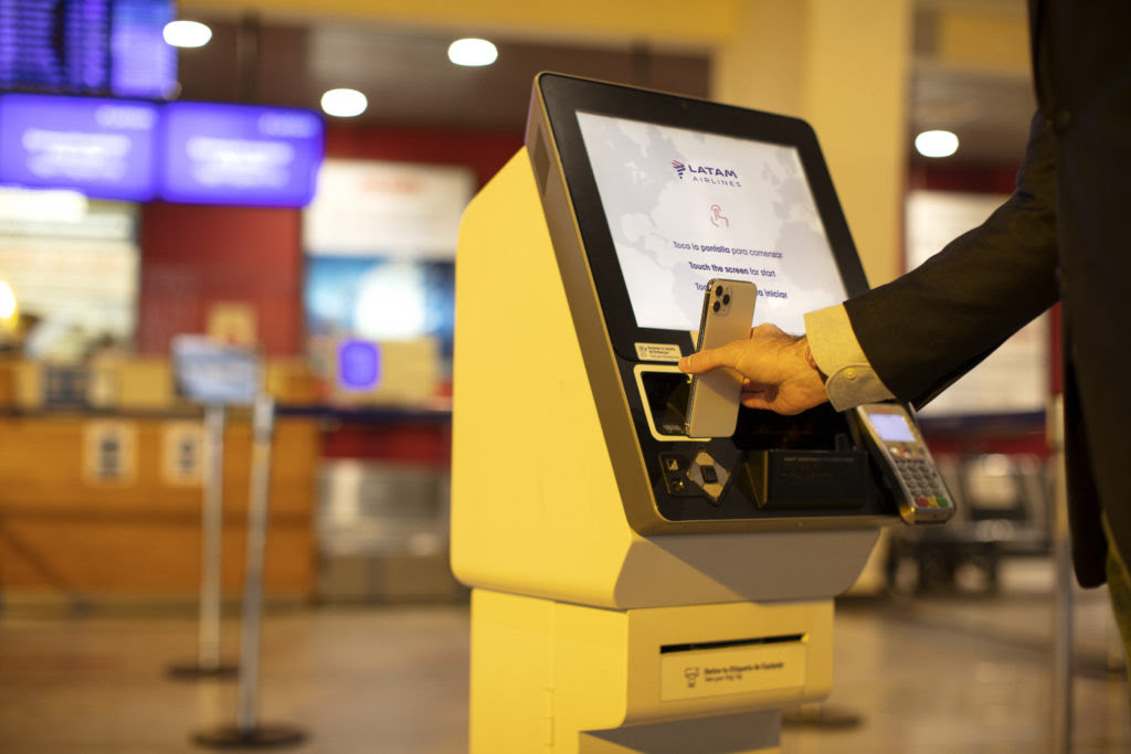 Seis em cada 10 passageiros já despacham bagagens de forma autônoma, revela Latam Seis em cada 10 passageiros já despacham bagagens de forma autônoma, revela Latam